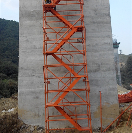 通達(dá)安全爬梯生產(chǎn)廠家深度解析 香蕉式與梯籠式安全爬梯，建筑施工安全的專業(yè)之選